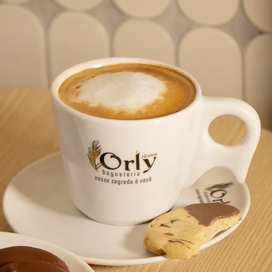 Café com a xícara da Orly e um biscoito